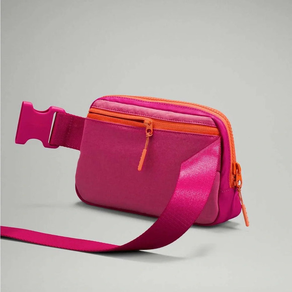 🆕 Lululemon Everywhere Belt Bag - Pink Lychee / Ripe Raspberry - Picture 9 of 9